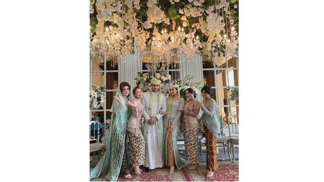 7 Potret Gaya Ayu Ting Ting Saat Hadir di Pernikahan Tania 