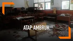Atap ruangan kelas 6 di SD Negeri Depok tiba-tiba ambruk saat Hari Pendidikan Nasional. Saat kejadian tidak ada murid atau guru di dalam ruangan.