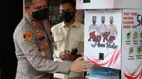 Dispenser masker yang digagas Polresta Malang dan kampus UB. (Dian Kurniawan/Liputan6.com)
