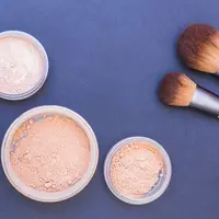 Bedak tabur adalah langkah kunci dalam menyempurnakan tampilan makeup. (foto/dok: freepik)