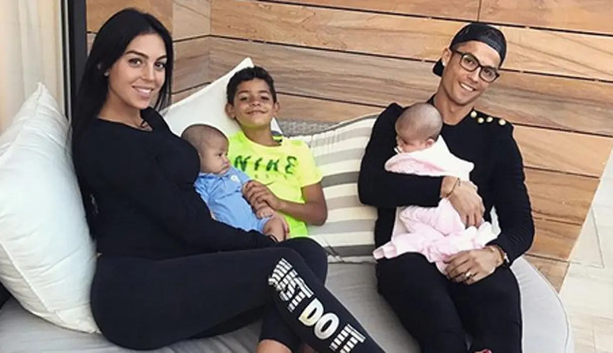 Sepasang kekasih Cristiano Ronaldo dan Georgina Rodriguez baru saja dikaruniai bayi perempuan pada bulan November lalu. Model asal Spanyol ini baru saja melahirkan anak pertamanya. (Instagram/cristiano)
