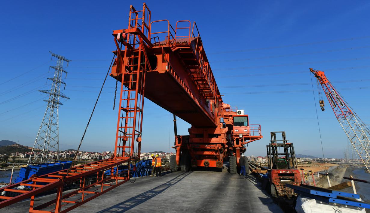 Suasana pembangunan jembatan lintas laut Teluk Meizhou di jalur kereta cepat Fuzhou-Xiamen, Provinsi Fujian, China, 2 Desember 2020. Jembatan tersebut menjadi jalur kereta cepat lintas laut pertama di China. (Xinhua/Wei Peiquan)