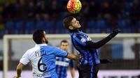 Striker Inter Milan, Mauro Icardi (kanan), menyundul bola pada laga kontra Chievo Verona di Giuseppe Meazza, Milan, Kamis (4/2/2016) dini hari WIB. (AFP/Olivier Morin)