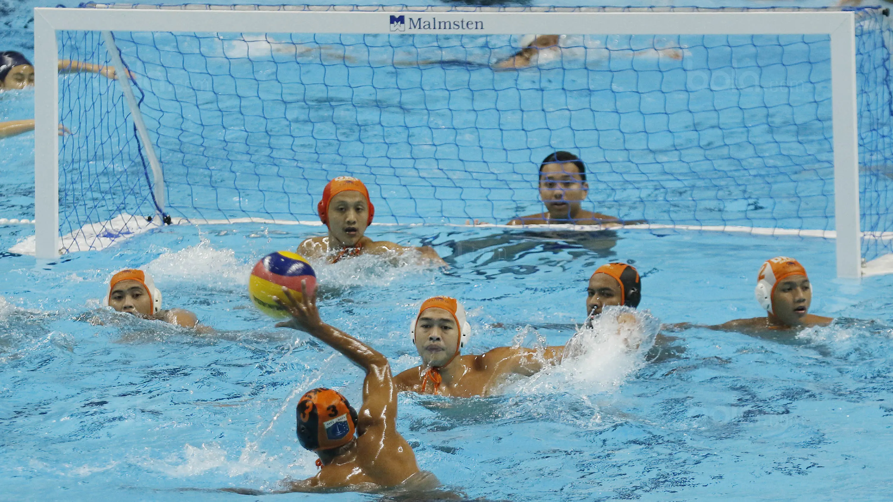 Atlet polo air beraksi di kejuaraan Indonesia Open Aquatic Championship di Stadion Akuatik SUGBK, Jakarta, Jumat (8/12/2017). Kejuaraan tersebut sekaligus merupakan tes event cabang akuatik Asian Games 2018. (Bola.com/M Iqbal Ichsan)