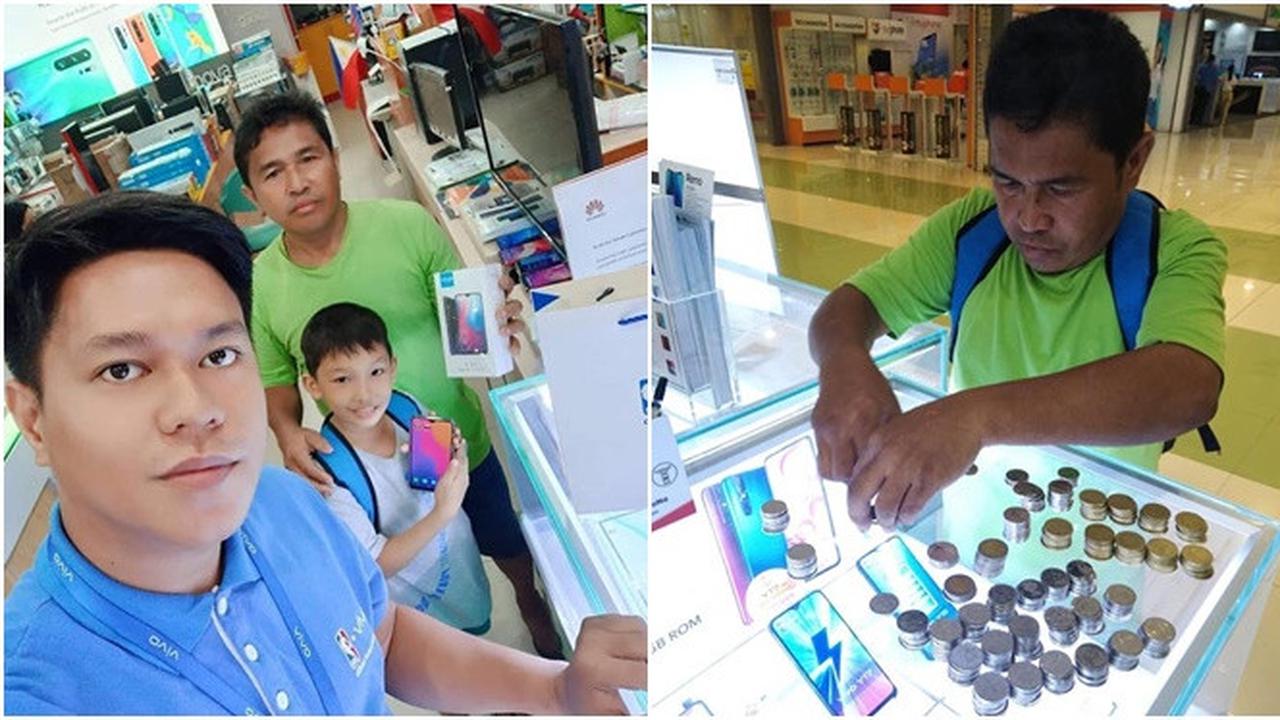 Potret Ayah Belikan Ponsel Anaknya dengan Uang Receh Ini Bikin Haru