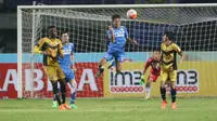 Pemain Persib Bandung, Purwaka Yudi menghalau bola dari kejaran pemain Mitra Kukar pada laga Torabika SC 2016 di Stadion Gelora Bandung Lautan Api, Sabtu (18/6/2016). (Bola.com/Nicklas Hanoatubun)