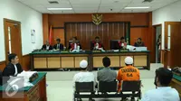 Sejumlah terdakwa simpatisan ISIS bersiap memberikan kesaksian saat sidang lanjutan dengan terdakwa Aprimul Henry alias Mulbin Arifin di PN Jakarta Barat, Kamis (21/1/2016). Sidang untuk mendengarkan keterangan saksi. (Liputan6.com/Helmi Fithriansyah)