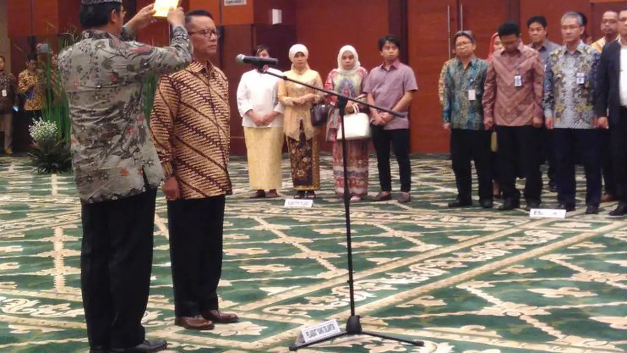 Menteri ‎Keuangan (Menkeu) Bambang Brodjonegoro melantik Ken Dwijugiasteadi sebagai Direktur Jenderal (Dirjen) Pajak definitif. 