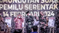Ketua KPU RI Ilham Saputra bersama jajaran komisioner usai mencoblos surat suara sebagai telah diluncurkan Hari Pemungutan Suara Pemilu Serentak Tahun 2024 di Gedung KPU, Jakarta, Senin (14/2/2022). (Liputan6.com/Faizal Fanani)