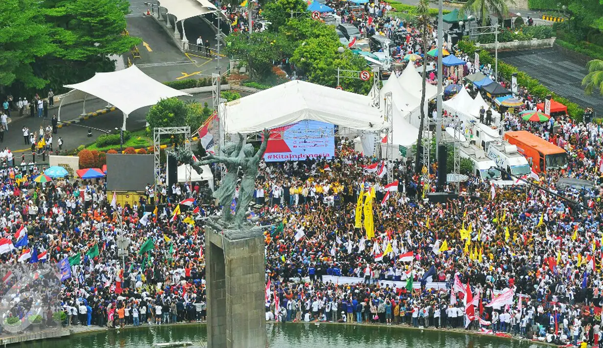 Ribuan orang berkumpul memeriahkan aksi damai 'Kita Indonesia' di Bundaran HI, Jakarta, Minggu (4/12). Masayarakat yang memadati kawasan tersebut juga datang untuk mengikuti parade kebudayaan. (Liputan6.com/Angga Yuniar)