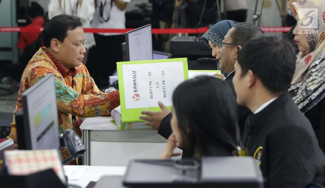 Ketua Bawaslu RI, Abhan (kiri) saat menyerahkan alat bukti untuk menghadapi perselisihan hasil Pilpres 2019 di Gedung Mahkamah Konstitusi, Jakarta, Rabu (12/6/2019). Bawaslu menyerahkan 134 alat bukti serta keterangan setebal 151 halaman. (Liputan6.com/Helmi Fithriansyah)