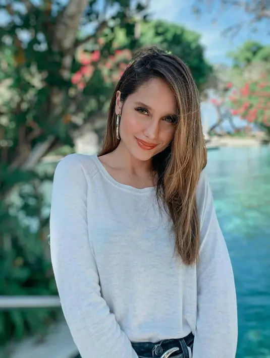 “Kadang-kadang aku ke Indonesia hanyak setahun sekali, setahun 2 kali. I wish I came a little bit more," pungkas Cinta Laura. (Instagram/claurakiehl)