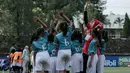 <p>Para pemain SDN Gedong 03 melakukan tos dalam laga final MilkLife Soccer Challange Jakarta 2025 kelompok umur 10 tahun melawan SDN Pulogebang 13 yang berlangsung di Kingkong Soccer Arena, Cijantung, Jakarta Timur pada Minggu (04/05/2025). (Bola.com/Bagaskara Lazuardi)</p>
