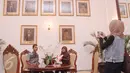Warga berfoto usai peresmian wisata Balaikota oleh Gubernur DKI Basuki Tjahaja Purnama, Sabtu (12/9/2015). Wisata Balaikota dibuka rutin Sabtu dan Minggu setiap pukul 09.00-17.00 WIB untuk objek bagian dalam gedung. ‎(Liputan6.com/Angga Yuniar)