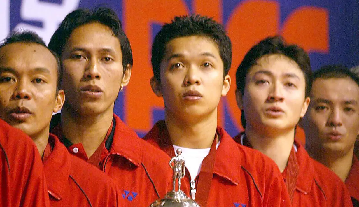 Indonesia patut berbangga karena trofi yang telah lama dirindukan akhirnya kembali pulang kepelukan. Jonatan Christie dan kawan-kawan menjuarai Thomas Cup 2020. (AFP/Goh Chai Hin)