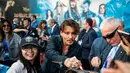 Seorang pengemar meminta tanda tangan Aktor Johnny Depp saat pemutaran perdana film Disney "Pirates of the Caribbean: Dead Men Tell No Tales"di Shanghai (11/5). (AFP Photo/Johannes Eiselle) 