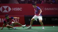 Reaksi kecewa pebulutangkis ganda putri Indonesia, Apriyani Rahayu/Siti Fadia Silva Ramadhanti saat bertanding melawan wakil Thailand, Jongkolphan Kitiharakul/Rawinda Prajongjai pada laga perempatfinal Indonesia Masters 2023 di Istora Senayan, Jakarta, Jumat (27/01/2023). Apri/Fadia kalah dengan skor 21-16, 17-21, 18-21. (Bola.com/Bagaskara Lazuardi)