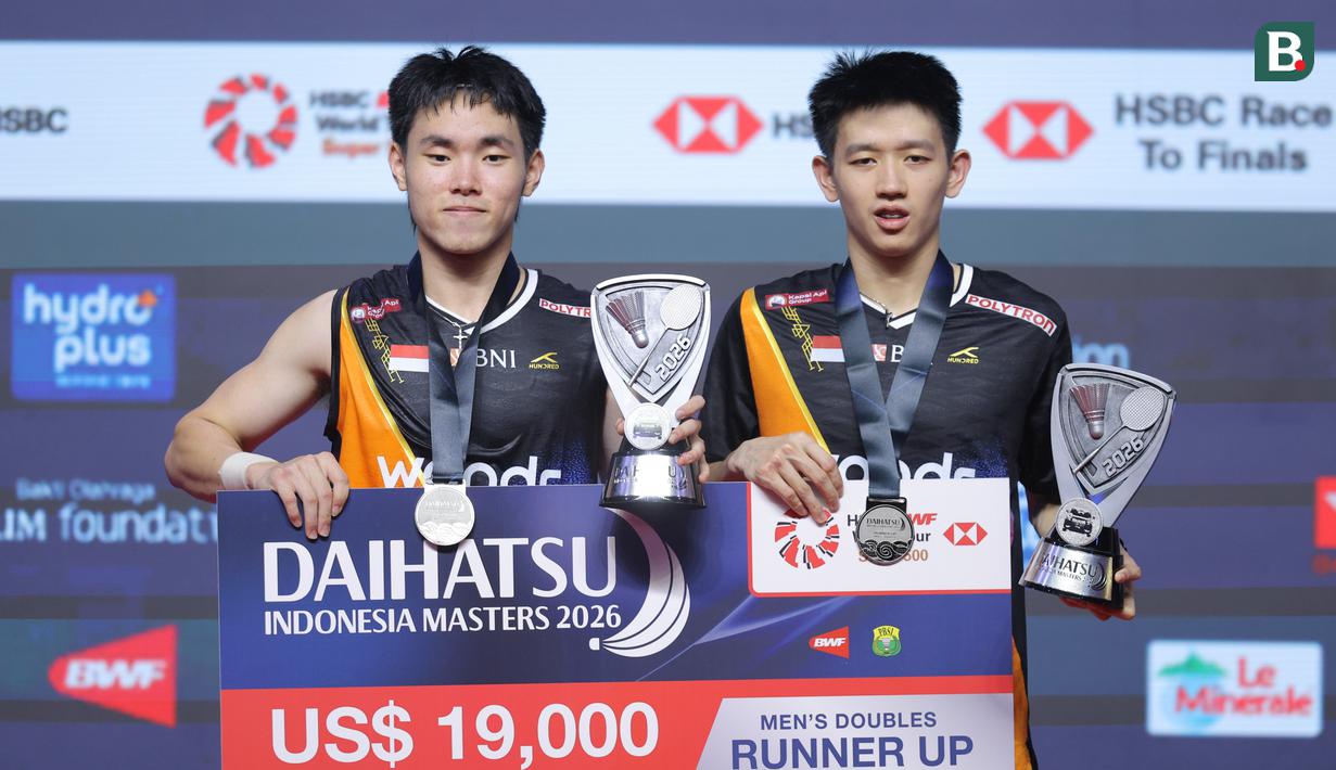 Pebulu tangkis ganda putra Indonesia, Nikolaus Joaquin (kiri) dan Raymond Indra berpose setelah sebagai runner up dalam laga final Indonesia Masters 2026 di Istora, Senayan, Jakarta, Minggu (25/01/2026). (Bola.com/Bagaskara Lazuardi)