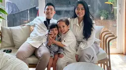 Namun, meskipun sudah bercarai, Rachel dan Okin masih tetap akur, terutama untuk merawat anak-anaknya. (instagram.com/rachelvennya)