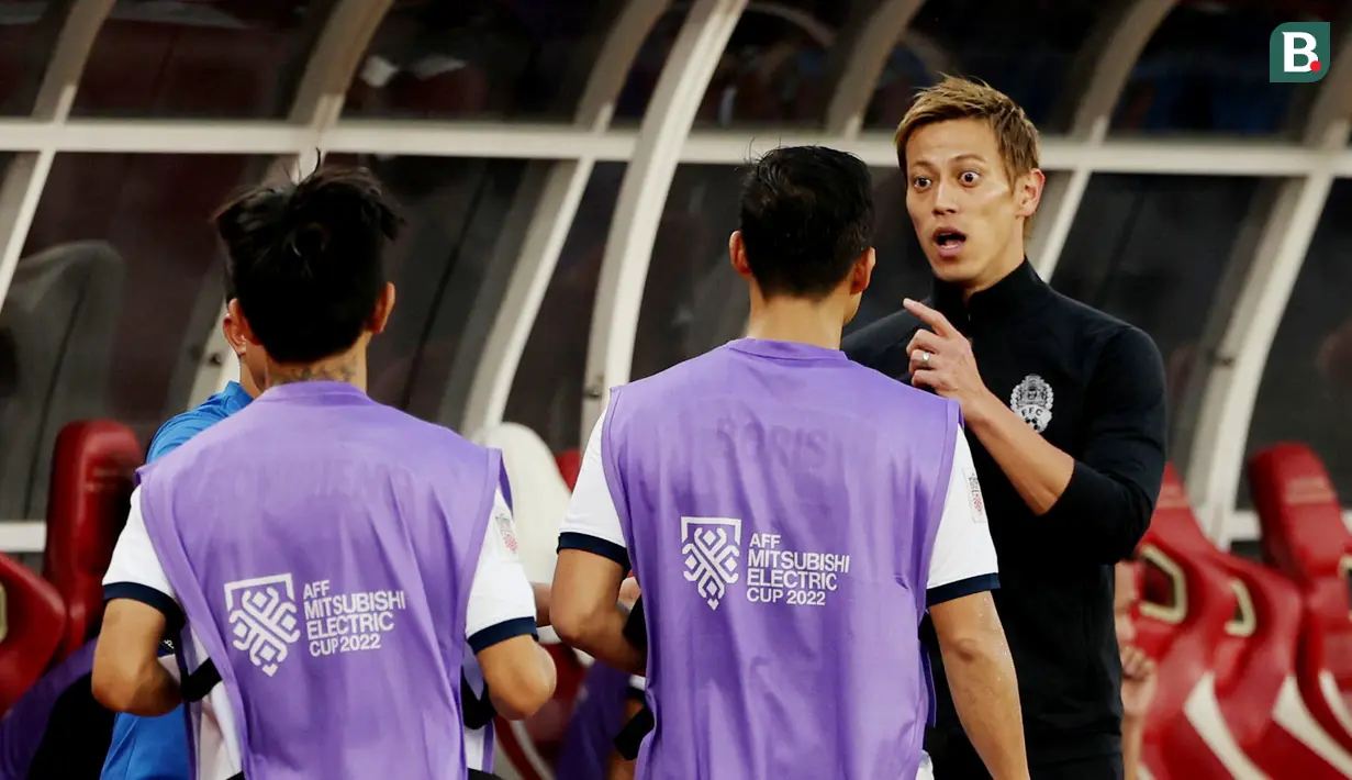 Manajer Timnas Kamboja, Keisuke Honda, memberikan arahan kepada anak asuhnya saat melawan Indonesia pada laga pertama Grup A Piala AFF 2022 di Stadion Utama Gelora Bung Karno (SUGBK), Senayan, Jumat (23/12/2022). (Bola.com/Abdul Aziz)