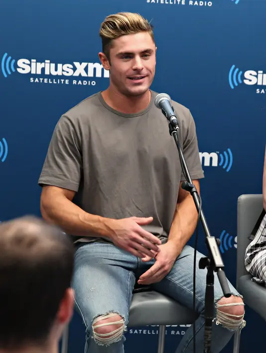 Hal tersebut diungkapkannya saat menghadiri acara talkshow. Seperti yang dilansir dari Aceshowbiz, akun milik Zac Efron di kira palsu oleh beberapa akun wanita yang ada pada aplikasi tinder. (AFP/Bintang.com)