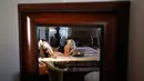 Pekerja seks komersil, Paris Envy bermain laptop di rumah bordil Love Ranch di Crystal, Nevada, AS, (27/4). Koalisi kelompok agama dan aktivis perdagangan anti-seks meluncurkan referendum melarang keberadaan rumah bordil di Nevada. (AP Photo/John Locher)