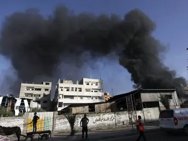 Serangan udara militer Israel menghancurkan sebuah pasar di Shejaia, sebelah timur kota Gaza, (30/7/2014). (REUTERS/Ashraf Amrah)