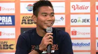 Bek Borneo FC, Wildansyah, saat konferensi pers menjelang laga kontra Persib Bandung di Graha Persib, Jalan Sulanjana, Bandung, Selasa (13/8/2019). (Bola.com/Erwin Snaz)