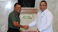 Panglima TNI, Jenderal TNI Gatot Nurmantyo (kiri) bersalaman dengan Menteri Desa PDT dan Transmigrasi Eko Putro Sandjojo usai penandatanganan MoU di Jakarta, Rabu (12/4). Nota dalam rangka pemberdayaan masyarakat desa. (Liputan6.com/Helmi Fithriansyah) 
