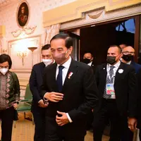 Presiden Jokowi tiba di hotel tempat menginap setelah tiba di Roma, Italia untuk menghadiri KTT G20 dan agenda kenegaraan lainnya, Sabtu (30/10/2021). (Biro Pers Setpres)