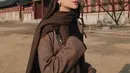 Pesona berbeda ditunjukkan Alyssa Daguise dengan outfit musim dingin bergaya edgy serba cokelat [@alyssadaguise]
