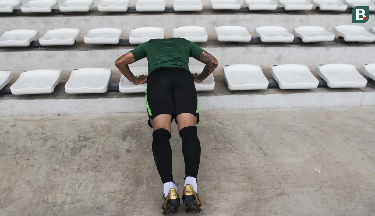 Pemain Timnas Indonesia, Beto Goncalves, push up saat latihan di Stadion Madya, Jakarta, Minggu (11/11). Latihan ini persiapan jelang laga Piala AFF 2018 melawan Timor Leste. (Bola.com/Vitalis Yogi Trisna)
