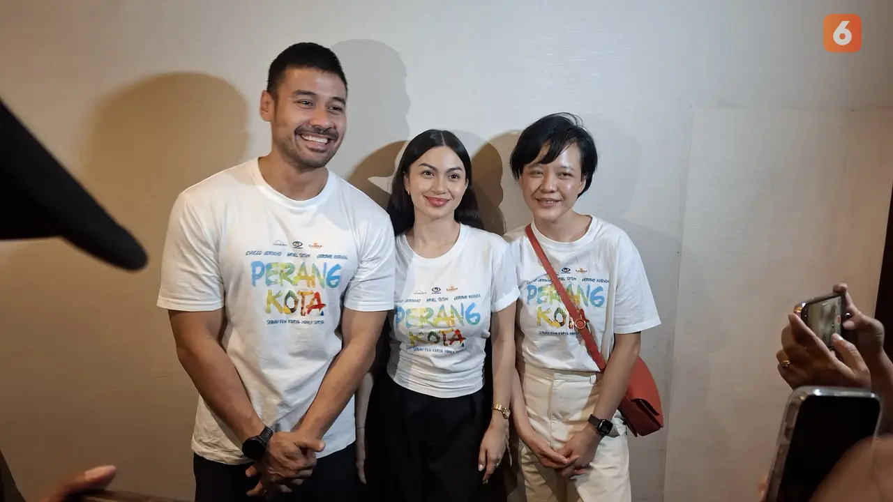 Chicco Jerikho, Ariel Tatum dan Mouly Surya sapa penonton film Perang Kota di Makassar (Liputan6.com/Fauzan)