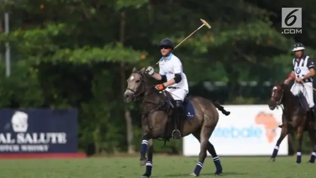 Pada kunjungannya ke Singapura, pangeran Harry menyempatkan diri untuk bermain polo di Singapore Polo Club.