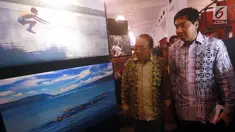 Anggota DPR RI Komisi XI Maruarar Sirait (kanan) didampingi Ketua DPRD Sumatera Utara Wagirin Arman (kiri) meninjau pembukaan pameran Foto Toba Nauli 2017 di Museum Mandiri, Jakarta, Kamis (27/7). (Liputan6.com/Pool)