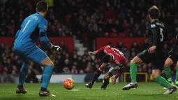 Sundulan Jesse Lingard ini berbuah gol pertama Manchester United ke gawang Stoke City dalam lanjutan Liga Inggris di Stadion Old Trafford, Manchester, Rabu (3/2/2016) dini hari WIB. (AFP/Paul Ellis)
