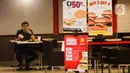 Pengunjung menyantap makanan di restoran yang berada di Mal Central Park, Jakarta, Jumat (20/8/2021). Restoran dalam pusat perbelanjaan kini bisa makan di tempat dengan syarat kapasitas maksimal 25 persen, satu meja maksimal dua orang, dan waktu makan maksimal 30 menit. (Liputan6.com/Angga Yuniar)