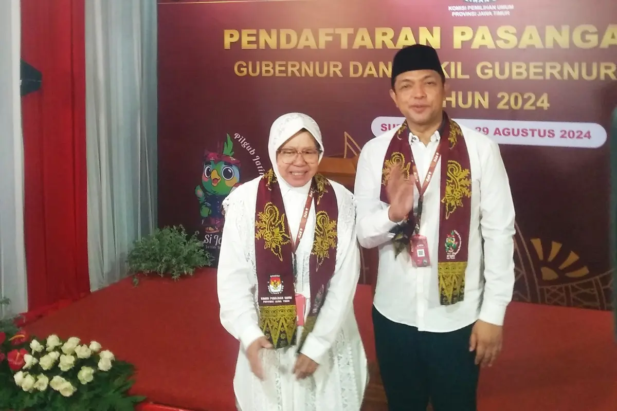 Tri Rismaharini mendaftarkan diri sebagai calon gubernur di kantor KPU Jatim di Surabaya, Kamis malam (29/8/2024). (Liputan6.com/Dian Kurniawan)