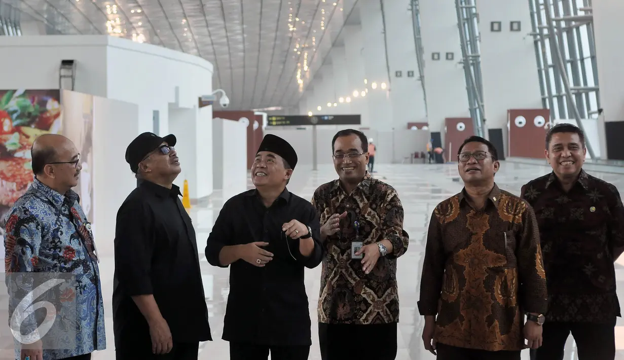 Ketua DPR Ade Komarudin, Komisi V DPR dan Dirut Angkasa 2 Pura Budi Karya Sumadi saat meninjau Terminal 3 Ultimate, Bandara Soekarno Hatta, Banten, Rabu (29/6). (Liputan6.com/Johan Tallo)