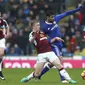 Diego Costa berusaha menghalau bola dari kejaran pemain Burnley, Ben Mee (2kiri) pada lanjutan Premier League di Turf Moor stadium, Burnley (12/2/2017).  Chelsea bermain imbang 1-1 lawan Burnley. (AP/Dave Thompson)