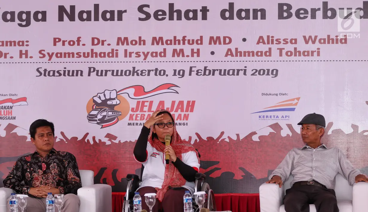 Sekjen Gerakan Suluh Kebangsaan Alissa Wahid bersama Dr Jebul Suroso dan Ahmad Tohari menjadi pembicara dalam dialog Jelajah Kebangsaan bertema 'Menjaga Nalar Sehat dan Berbudi' di Stasiun Purwokerto, Jawa Tengah, Selasa (19/2). (Liputan6.com/JohanTallo)