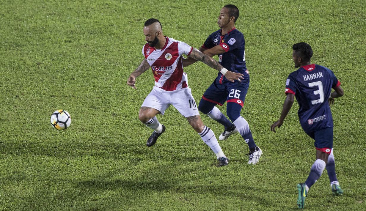 Striker Kuala Lumpur FA, Guilherme, berusaha melewati gelandang Selangor FA, Mohd Fairuz, pada laga Liga Super Malaysia di Stadion Kuala Lumpur, Cheras, Minggu (4/2/2018). Kuala Lumpur FA kalah 0-2 dari Selangor FA. (Bola.com/Vitalis Yogi Trisna)