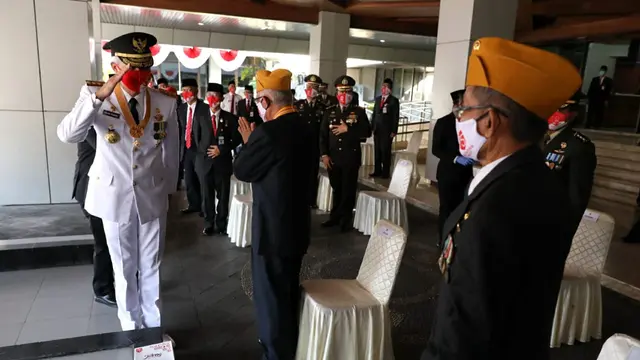 Kejutan Ganjar Saat Upacara HUT RI ke-75, Undang Pejuang Veteran Naik Podium