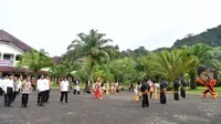 Presiden Jokowi Keliling SMA 1 Matauli Pandan Didampingi Akbar Tandjung, Jumat (24/3/2017). (Ahmad Romadoni/Liputan6.com)