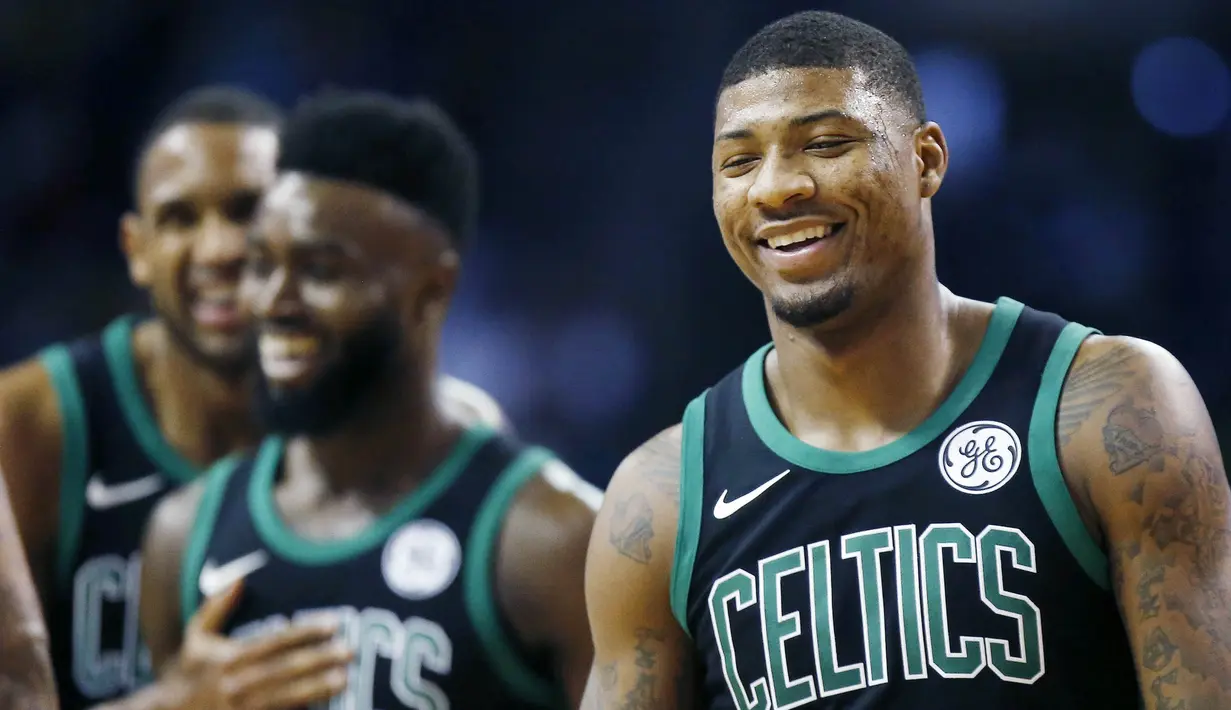 Pebasket Boston Celtics, Marcus Smart, tersenyum usai berhasil mengalahkan Phoenix Suns pada laga NBA di Stadion TD Garden, Boston Minggu (3/12/2017). Boston Celtics menang 116-111 atas Phoenix Suns. (AP/Michael Dwyer)