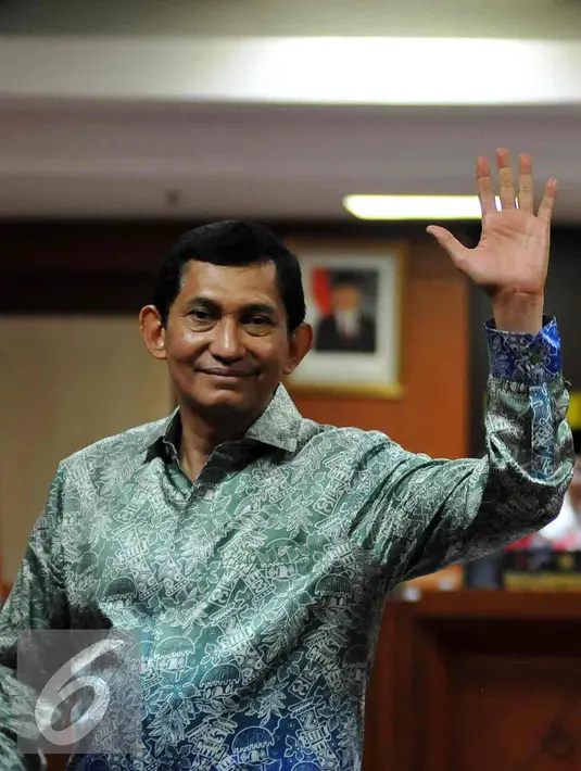 Maroef Sjamsoeddin melambaikan tangan ke awak media saat sidang sebagai saksi di MKD DPR RI, Jakarta, Kamis (12/3). Maroef  bersaksi terkait kasus dugaan pelanggaran etik yang dilakukan ketua DPR Setya Novanto. (Liputan6.com/Johan Tallo)