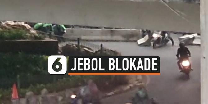 VIDEO: Aksi Pemotor Jebol Paksa Blokade di Kolong Flyover Jalan Satrio Jakarta