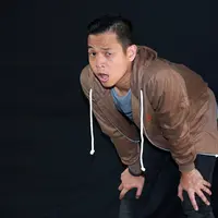 Ernest Prakasa memang tengah melambung namanya, sukses sebagai seorang komedian di ‘stand up comedy’, kini ia melebarkan sayapnya di dunia perfilman tanah air. (Deki Prayoga/Bintang.com)