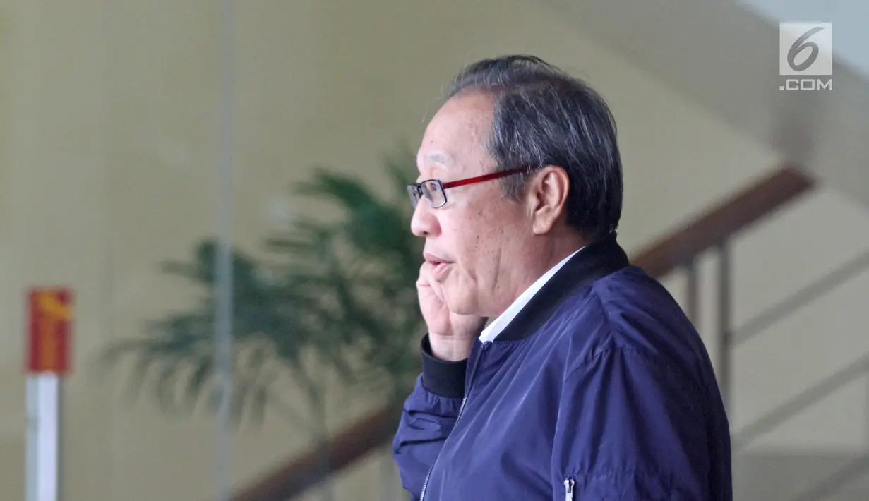 Tersangka Made Oka Masagung seusai menjalani pemeriksaan di gedung KPK, Jakarta, Selasa (6/3). Made Oka diduga menjadi perantara pemberian uang terkait proyek KTP elektronik (E-KTP) kepada Setya Novanto. (Liputan6.com/Herman Zakharia)