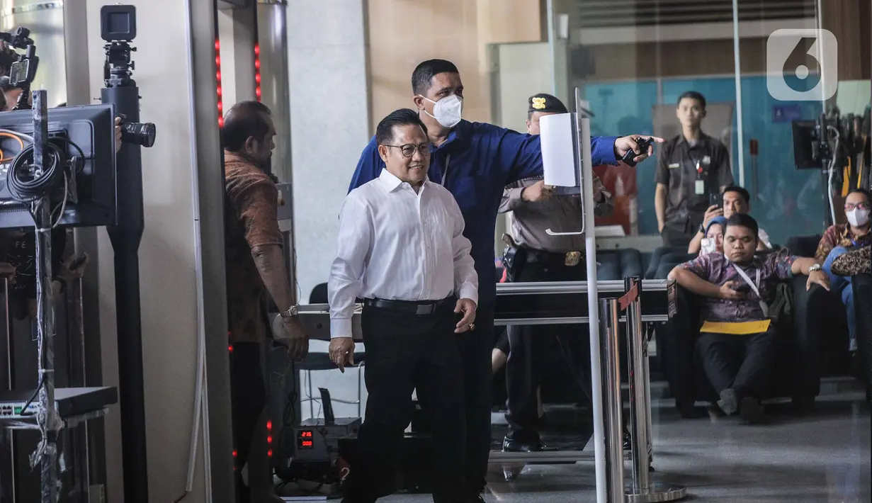 Cak Imin yang mengenakan kemeja putih bercelana hitam ini mengaku sehat dan siap diperiksa penyidik. (Liputan6.com/Faizal Fanani)